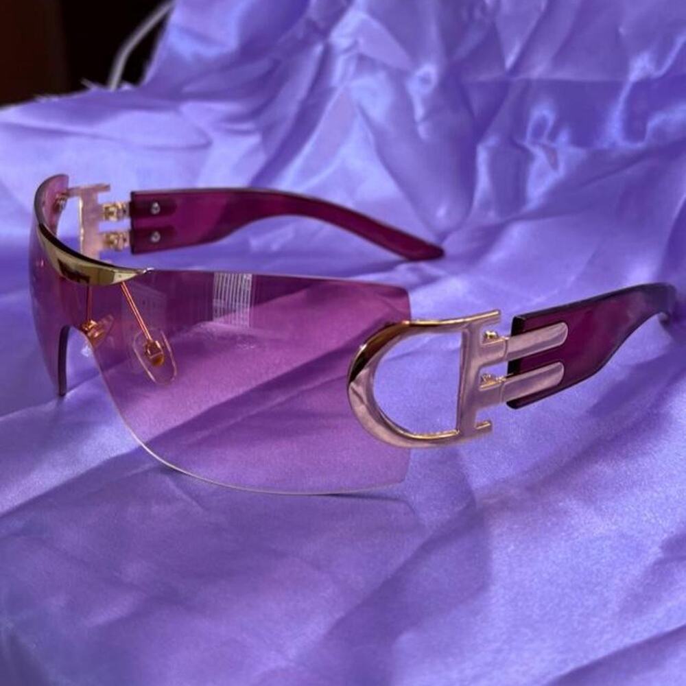 Y2K shield sunglasses with pink gradient lenses and gold-tone logo hardware - Picture 4 of 8